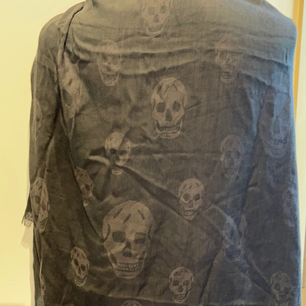 NWT Alexander McQueen B on B Scull Scarf